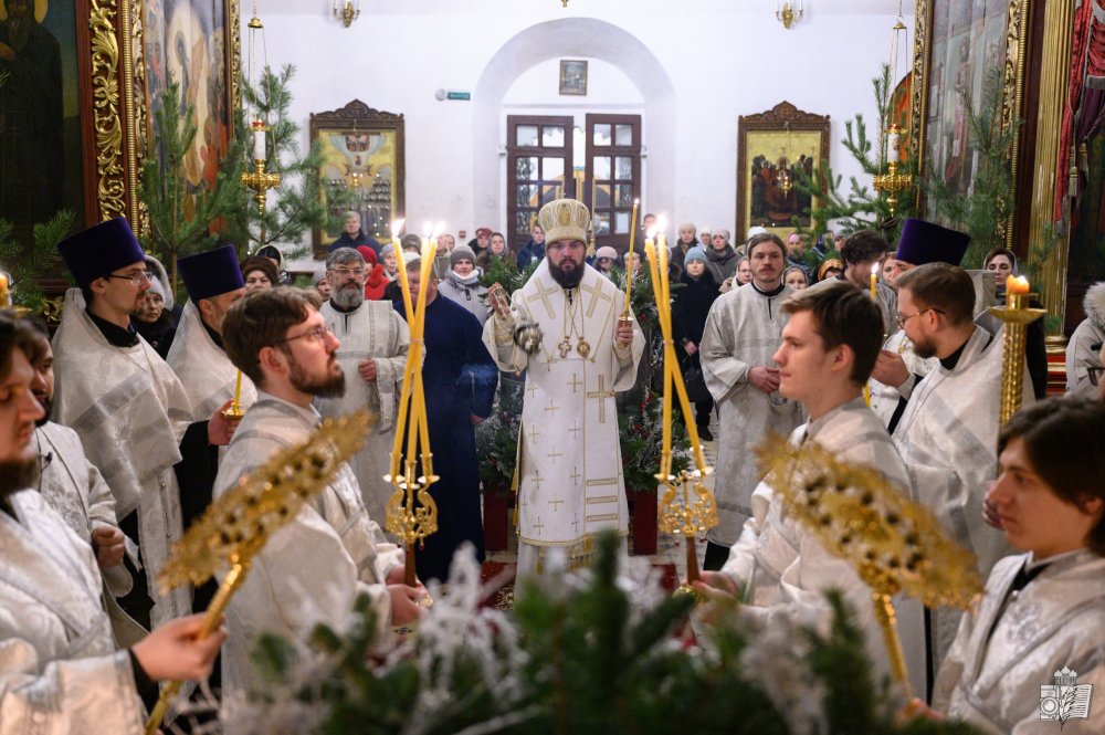 В канун Крещения Господня митрополит Арсений возглавил всенощное бдение в Свято-Троицком кафедральном соборе города Пскова