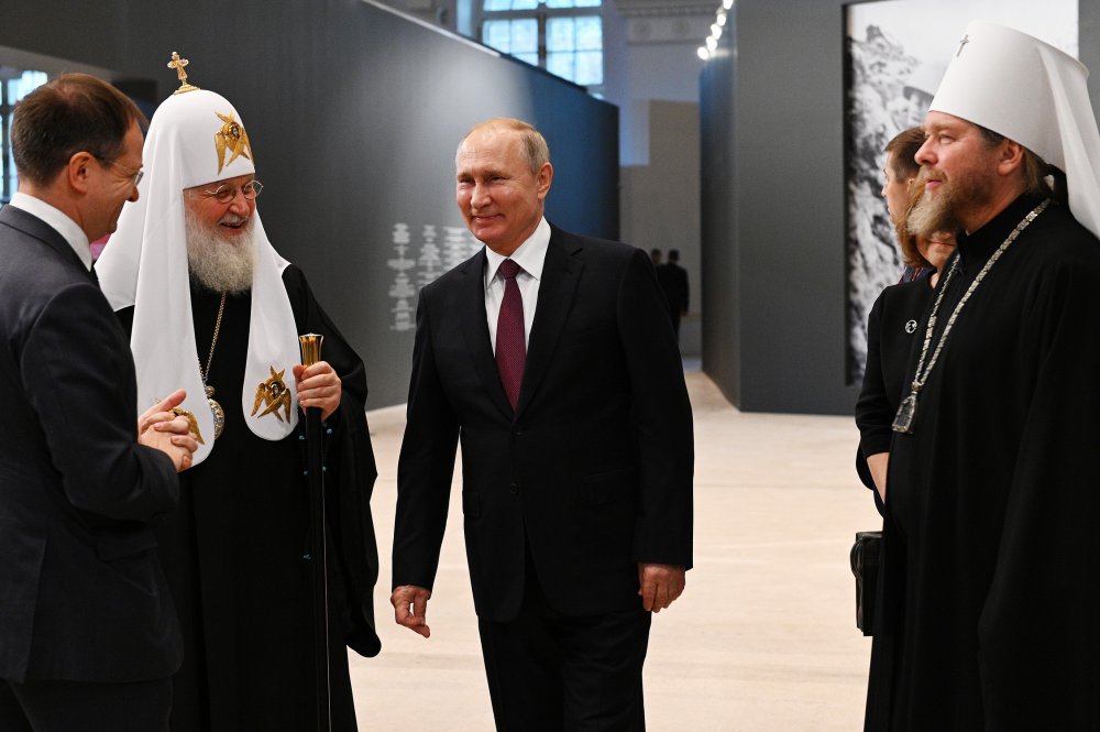 Митрополит Псковский и Порховский Тихон представил Президенту России Владимиру Путину и Святейшему Патриарху Кириллу выставку «Память поколений»
