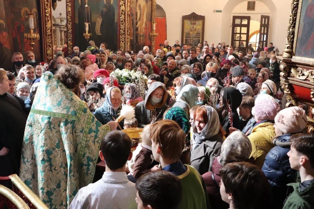 Праздник Входа Господня во Иерусалим молитвенно отметили в Троицком соборе города Пскова