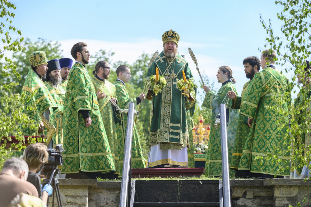 В праздник Святой Троицы митрополит Псковский и Порховский Тихон совершил Божественную литургию на месте Софийского собора Довмонтова города Псковского кремля. ФОТО. ВИДЕО