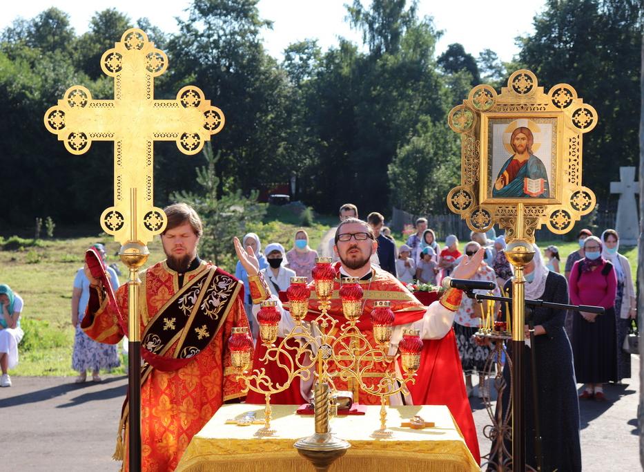 Торжественное богослужение состоялось в день памяти великомученика и целителя Пантелеимона на месте разрушенного  мужского монастыря. ФОТО
