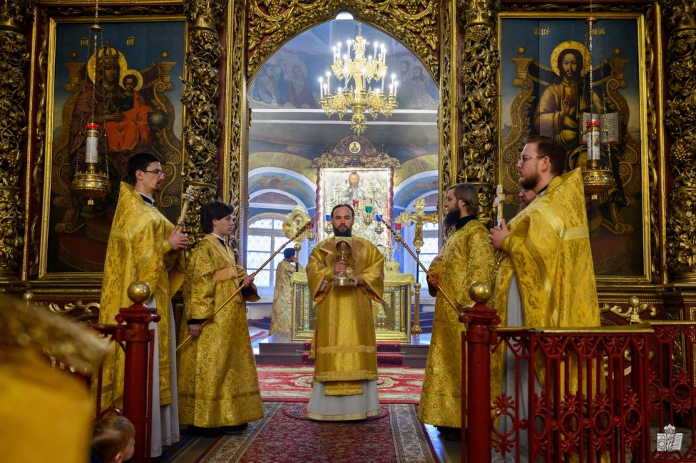 Митрополит Арсений совершил Божественную Литургию в Свято-Троицком кафедральном соборе в Прощеное воскресение