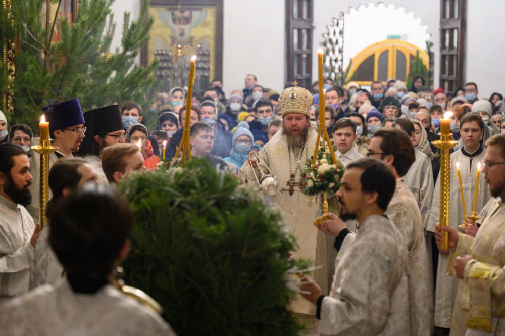 В Рождественскую ночь, митрополит Псковский и Порховский Тихон возглавил праздничные богослужения в Троицком соборе Псковского кремля 
