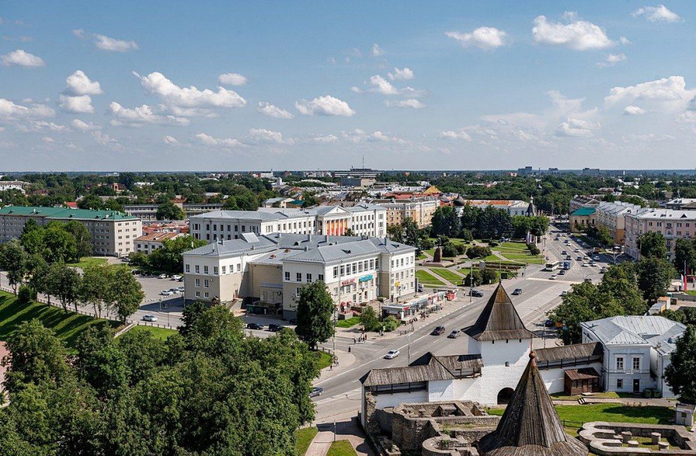 Летний Псков с высоты колокольни Троицкого собора. ФОТО