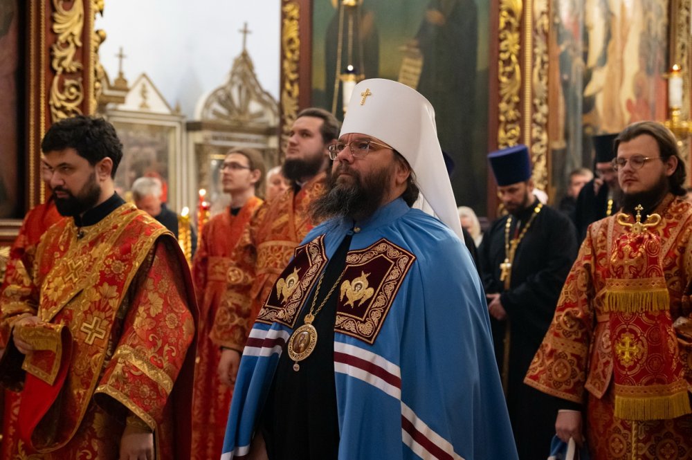 В Фомину Неделю митрополит Матфей совершил Литургию в Свято-Троицком кафедральном соборе