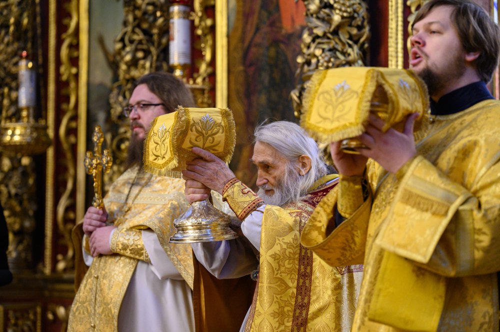 Схиархимандрит Илий (Ноздрин) возглавил воскресное Богослужение в Троицком соборе города Пскова