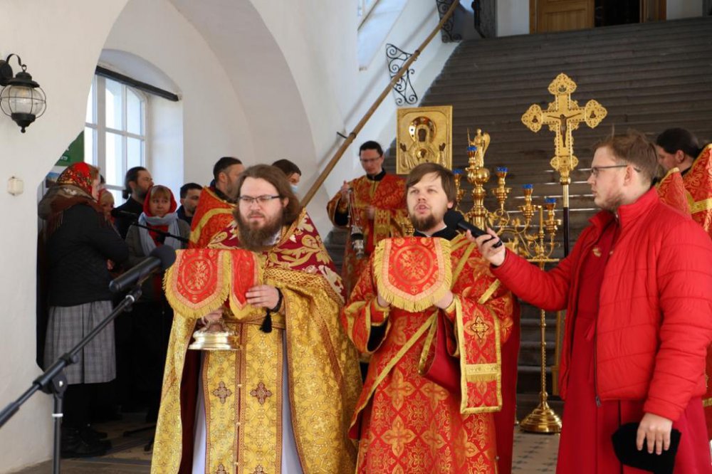 На прихрамовой территории Троицкого собора состоялось Богослужение в день перенесения мощей святителя и чудотворца Николая из Мир Ликийских в Бари 