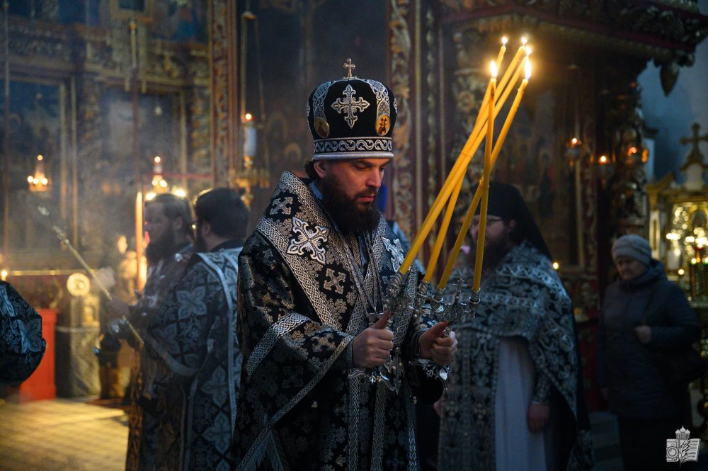 Литургию Преждеосвященных Даров совершил митрополит Псковский и Порховский Арсений в Свято-Троицком кафедральном соборе города Пскова