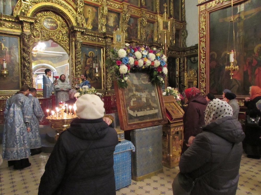 Праздник Покрова молитвенно отметили в главном храме Пскова