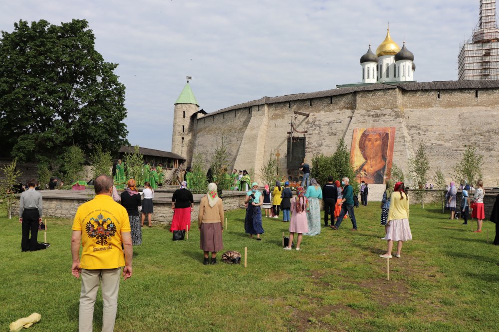Всенощное бдение и Божественную литургию совершит митрополит Псковский и Порховский Тихон в Псковском кремле