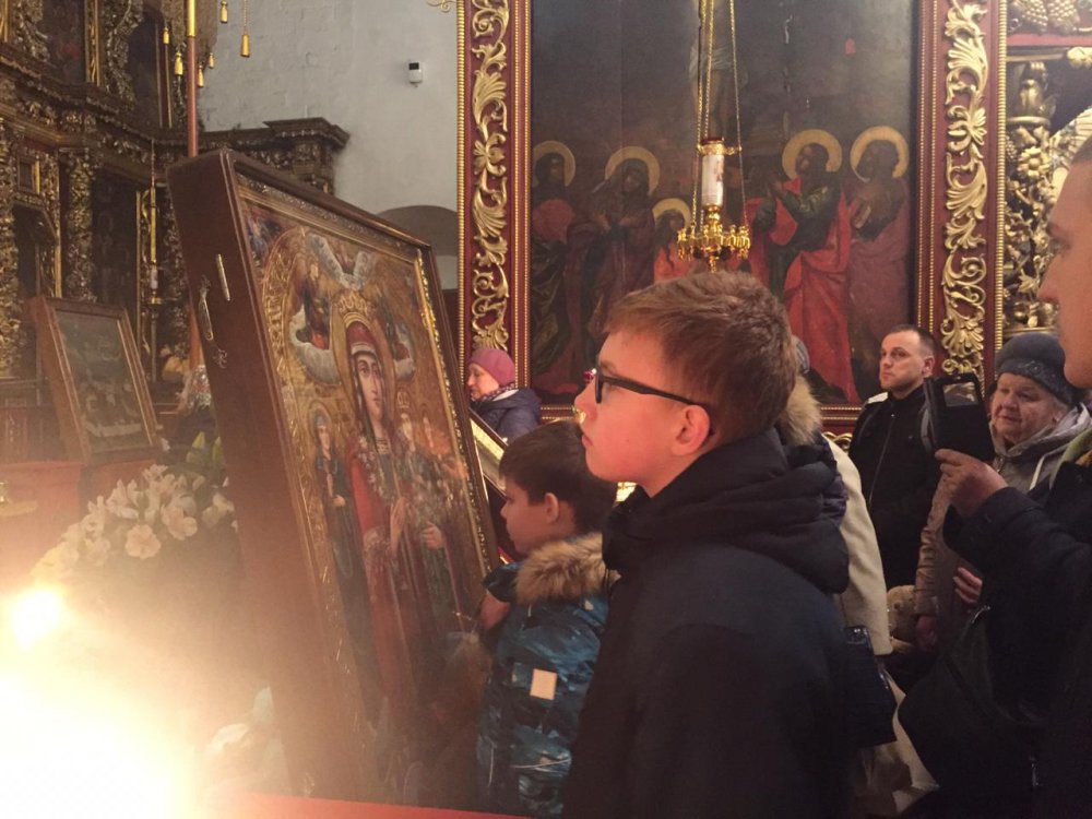  Сотни верующих посетили сегодня Воскресное Богослужение, чтоб помолиться за литургией и приложиться к чудотворному образу Пресвятой Богородицы "Благоуханный цвет"