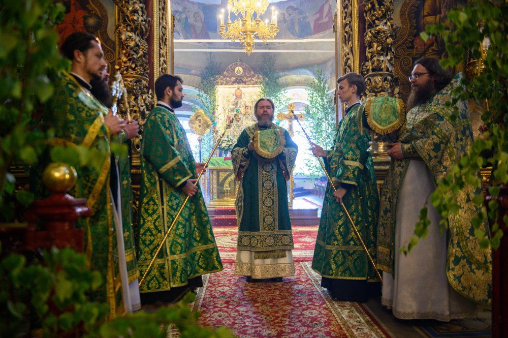Престольный праздник, день Святой Живоначальной Троицы, молитвенно отметили в Свято-Троицком кафедральном соборе города Пскова 