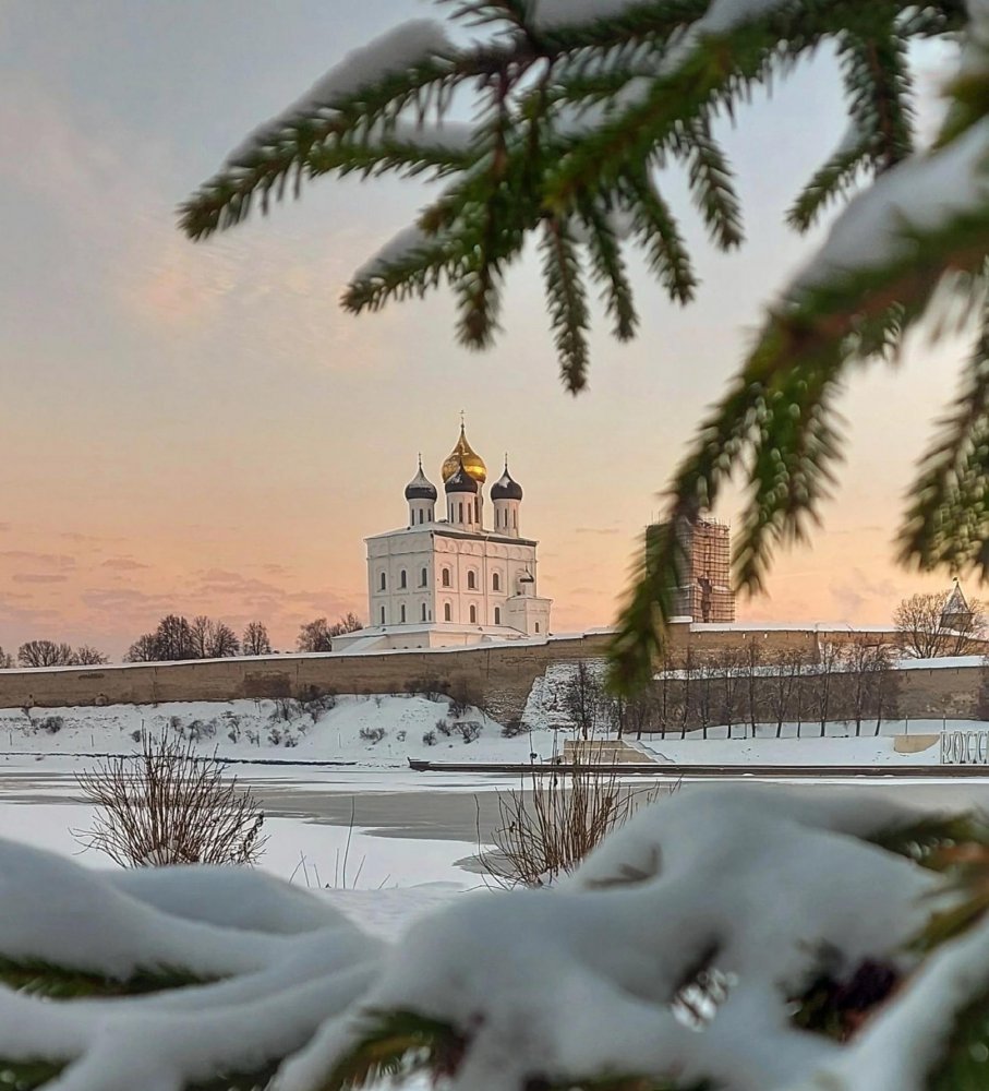 В новогоднюю ночь в Троицком соборе Псковского кремля митрополит Псковский и Порховский Тихон совершит Божественную литургию