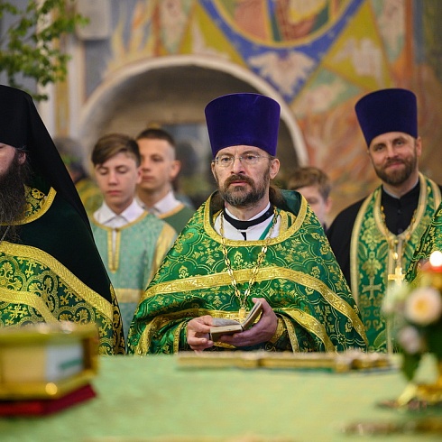 В День Святой Троицы митрополит Арсений возглавил престольное торжество в кафедральном соборе Псковской епархии