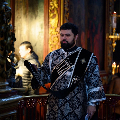 Литургию Преждеосвященных Даров совершил митрополит Псковский и Порховский Арсений в Свято-Троицком кафедральном соборе города Пскова
