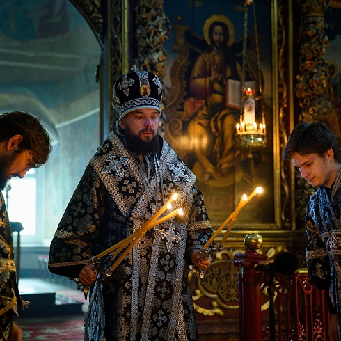 Литургию Преждеосвященных Даров совершил митрополит Псковский и Порховский Арсений в Свято-Троицком кафедральном соборе города Пскова