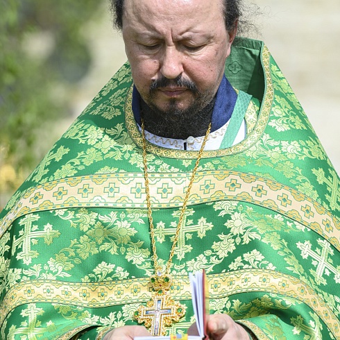 В праздник Святой Троицы митрополит Псковский и Порховский Тихон совершил Божественную литургию на месте Софийского собора Довмонтова города Псковского кремля. ФОТО. ВИДЕО