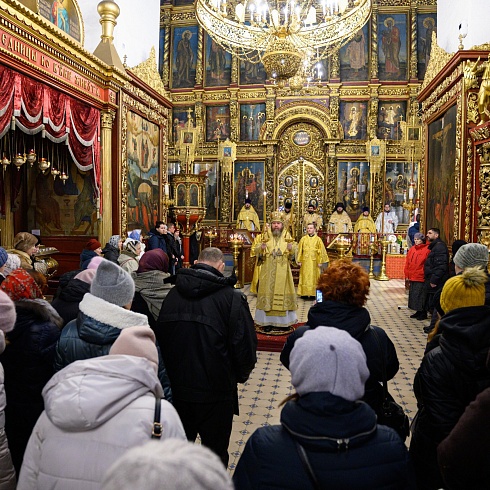 Митрополит Псковский и Порховский Тихон возглавил Воскресное богослужение в Троицком соборе Псковского кремля 
