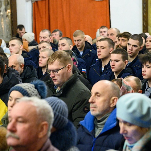 В Рождественскую ночь митрополит Матфей возглавил праздничное богослужение в Свято-Троицком кафедральном соборе города Пскова