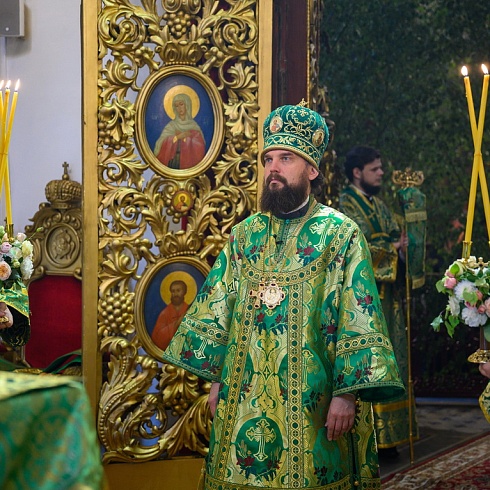 В День Святой Троицы митрополит Арсений возглавил престольное торжество в кафедральном соборе Псковской епархии