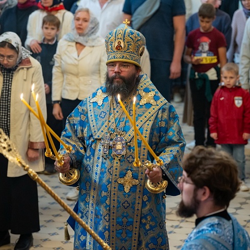 В Неделю 13-ю по Пятидесятнице митрополит Матфей совершил Божественную Литургию в Свято-Троицком кафедральном соборе