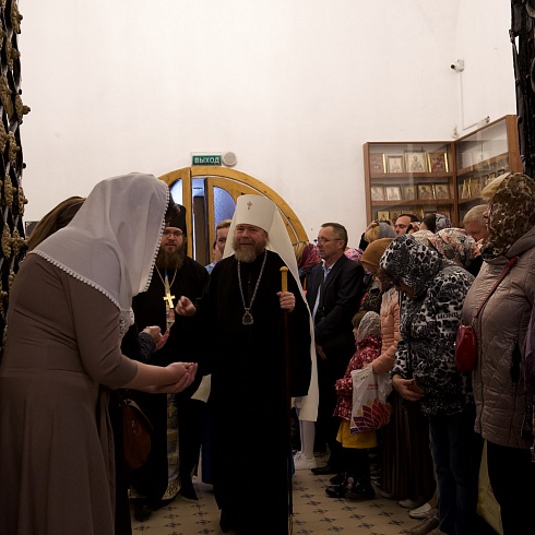 «Петь единым сердцем»: в Троицком соборе Псковской епархии прошла служба с участием сводного хора, в состав которого вошли около 300 певчих из России и Белоруссии