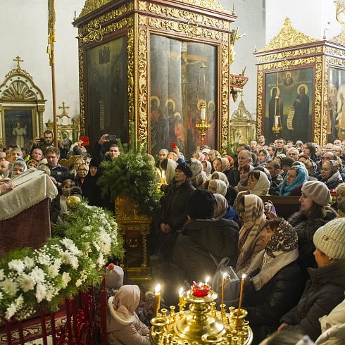 В ночь с 6 на 7 января 2020 года, в праздник Рождества Христова, митрополит Псковский и Порховский Тихон совершил Божественную Литургию в Свято-Троицком кафедральном соборе города Пскова