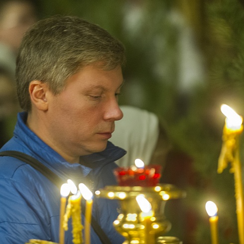 В ночь с 6 на 7 января 2020 года, в праздник Рождества Христова, митрополит Псковский и Порховский Тихон совершил Божественную Литургию в Свято-Троицком кафедральном соборе города Пскова