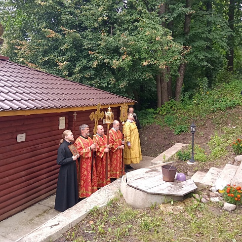 Престольный праздник молитвенно отметили на подворье Свято-Троицкого кафедрального собора, что на территории бывшего Свято-Пантелеимонова монастыря