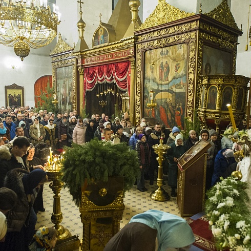 В ночь с 6 на 7 января 2020 года, в праздник Рождества Христова, митрополит Псковский и Порховский Тихон совершил Божественную Литургию в Свято-Троицком кафедральном соборе города Пскова