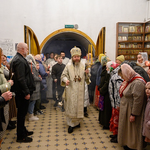 Торжественное богослужение состоялось в Пасхальную ночь в Троицком соборе Псковского кремля