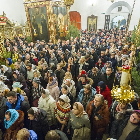 В ночь с 6 на 7 января 2020 года, в праздник Рождества Христова, митрополит Псковский и Порховский Тихон совершил Божественную Литургию в Свято-Троицком кафедральном соборе города Пскова