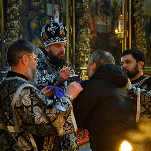 Литургию Преждеосвященных Даров совершил митрополит Псковский и Порховский Арсений в Свято-Троицком кафедральном соборе города Пскова