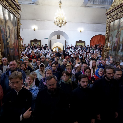 «Петь единым сердцем»: в Троицком соборе Псковской епархии прошла служба с участием сводного хора, в состав которого вошли около 300 певчих из России и Белоруссии