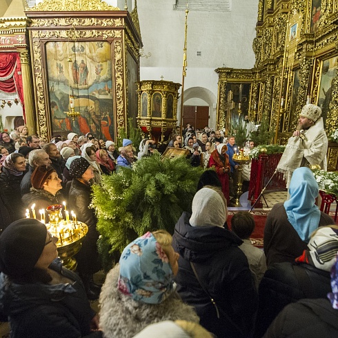 В ночь с 6 на 7 января 2020 года, в праздник Рождества Христова, митрополит Псковский и Порховский Тихон совершил Божественную Литургию в Свято-Троицком кафедральном соборе города Пскова