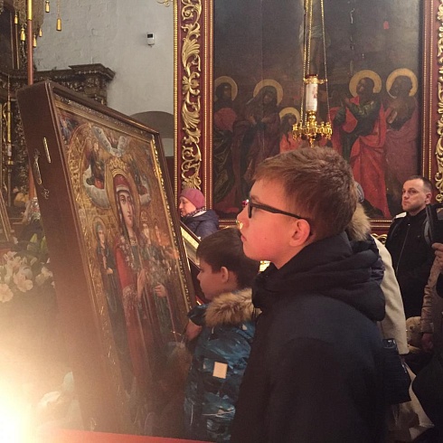  Сотни верующих посетили сегодня Воскресное Богослужение, чтоб помолиться за литургией и приложиться к чудотворному образу Пресвятой Богородицы "Благоуханный цвет"
