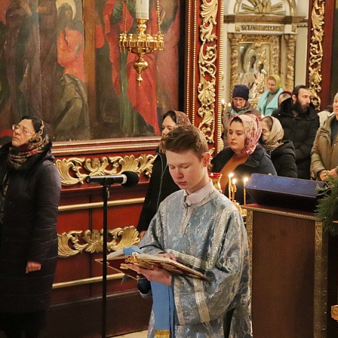 16 февраля, в воскресенье, Божественную литургию в Свято-Троицком кафедральном соборе г. Пскова совершил настоятель собора иеромонах Алексий (Годлевский)