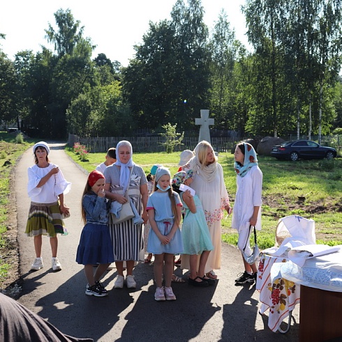 Торжественное богослужение состоялось в день памяти великомученика и целителя Пантелеимона на месте разрушенного  мужского монастыря. ФОТО