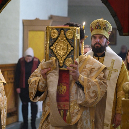 Последнюю Божественную Литургию, перед началом реставрационных работ, совершил митрополит Псковский и Порховский Арсений в Серафимовском приделе Свято-Троицкого кафедрального собора