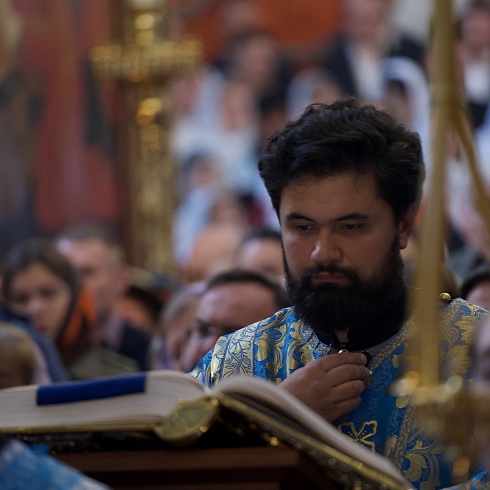 «Петь единым сердцем»: в Троицком соборе Псковской епархии прошла служба с участием сводного хора, в состав которого вошли около 300 певчих из России и Белоруссии