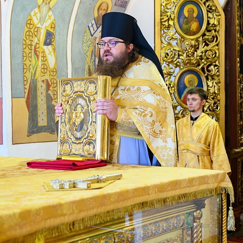 В день празднования памяти Всех святых митрополит Арсений совершил Божественную Литургию в Свято-Троицком кафедральном соборе
