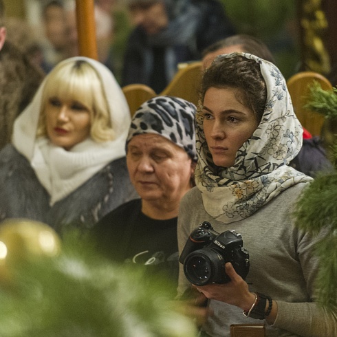 В ночь с 6 на 7 января 2020 года, в праздник Рождества Христова, митрополит Псковский и Порховский Тихон совершил Божественную Литургию в Свято-Троицком кафедральном соборе города Пскова