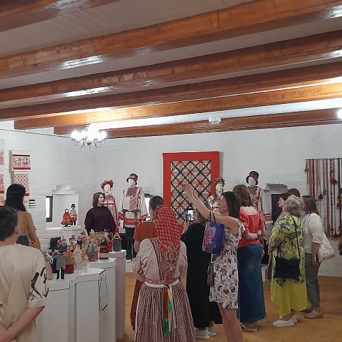 КОГО ЛЮБЛЮ, ТОГО ДАРЮ 