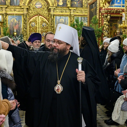 В Рождественскую ночь митрополит Матфей возглавил праздничное богослужение в Свято-Троицком кафедральном соборе города Пскова