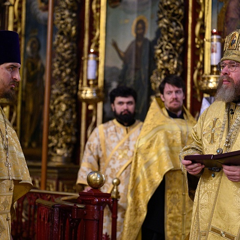 Митрополит Псковский и Порховский Тихон возглавил Воскресное богослужение в Троицком соборе Псковского кремля 