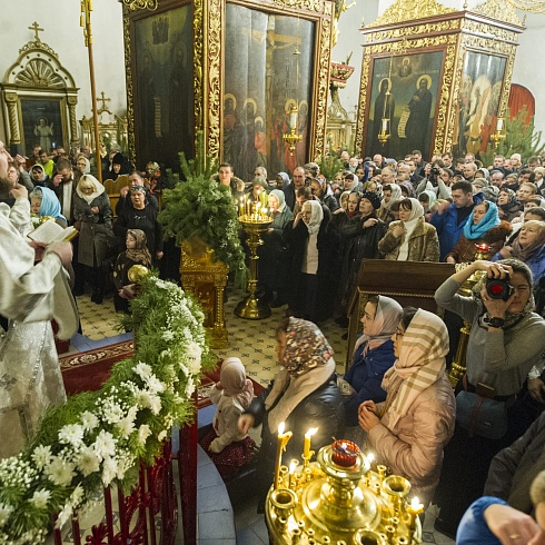 В ночь с 6 на 7 января 2020 года, в праздник Рождества Христова, митрополит Псковский и Порховский Тихон совершил Божественную Литургию в Свято-Троицком кафедральном соборе города Пскова