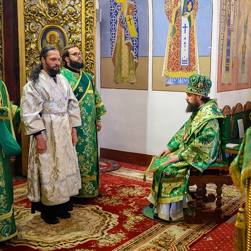 В День Святой Троицы митрополит Арсений возглавил престольное торжество в кафедральном соборе Псковской епархии