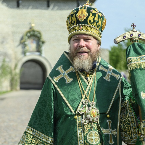 В праздник Святой Троицы митрополит Псковский и Порховский Тихон совершил Божественную литургию на месте Софийского собора Довмонтова города Псковского кремля. ФОТО. ВИДЕО