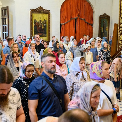 В день празднования памяти Всех святых митрополит Арсений совершил Божественную Литургию в Свято-Троицком кафедральном соборе