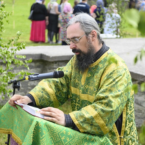 В праздник Святой Троицы митрополит Псковский и Порховский Тихон совершил Божественную литургию на месте Софийского собора Довмонтова города Псковского кремля. ФОТО. ВИДЕО